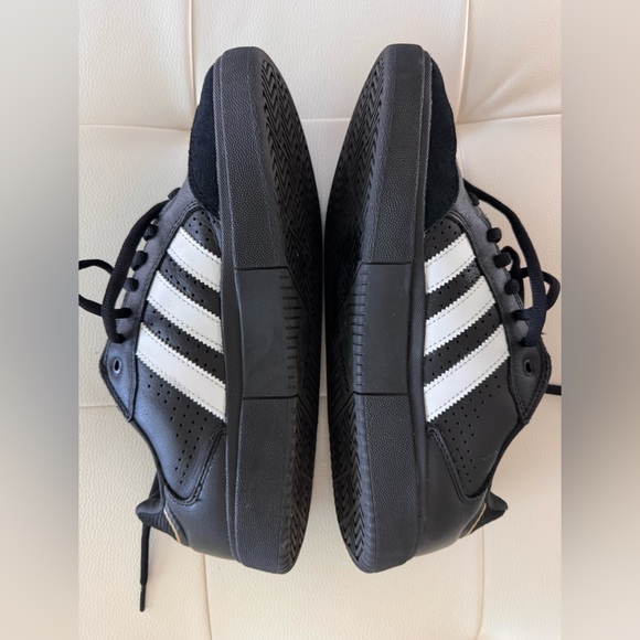Black and White Men's Sneakers Adidas Tyshawn Low size 11 packed and ready! - Picture 2 of 11